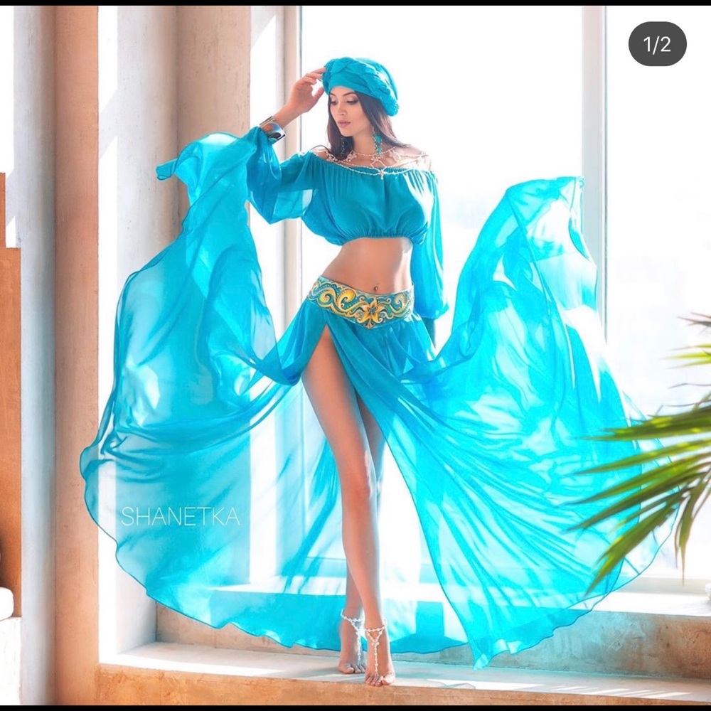 Two piece maxi blue dress.